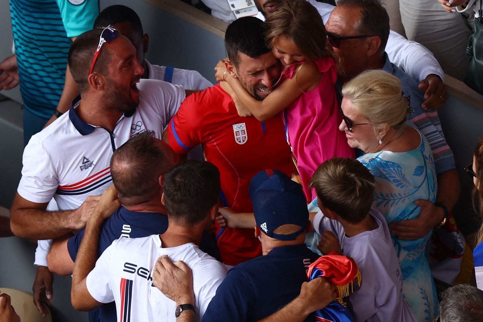 Überglücklich: Novak Djoković feiert mit seiner Familie in der Box.