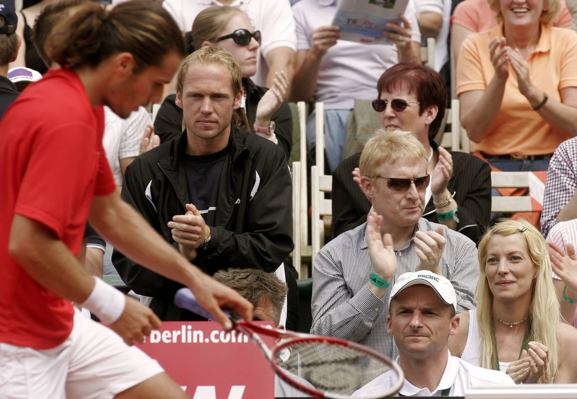 Hier verfolgt Giulia Siegel (r.) 2005 ein Tennisspiel ihres Partners Tommy Haas (l.).