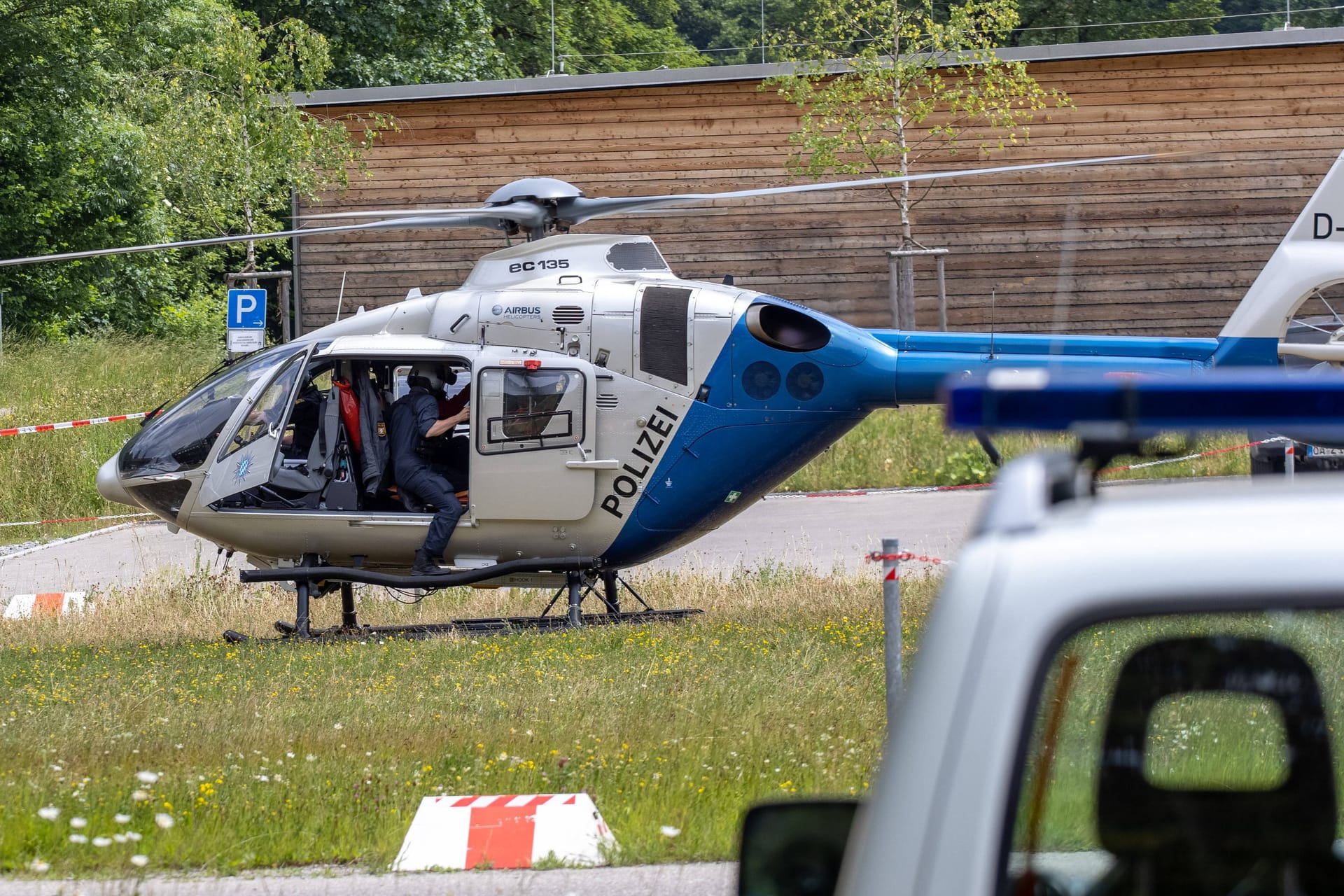 Polizeihubschrauber in den Alpen (Archivbild): Die Leiche wurde am Dienstag per Helikopter geborgen.