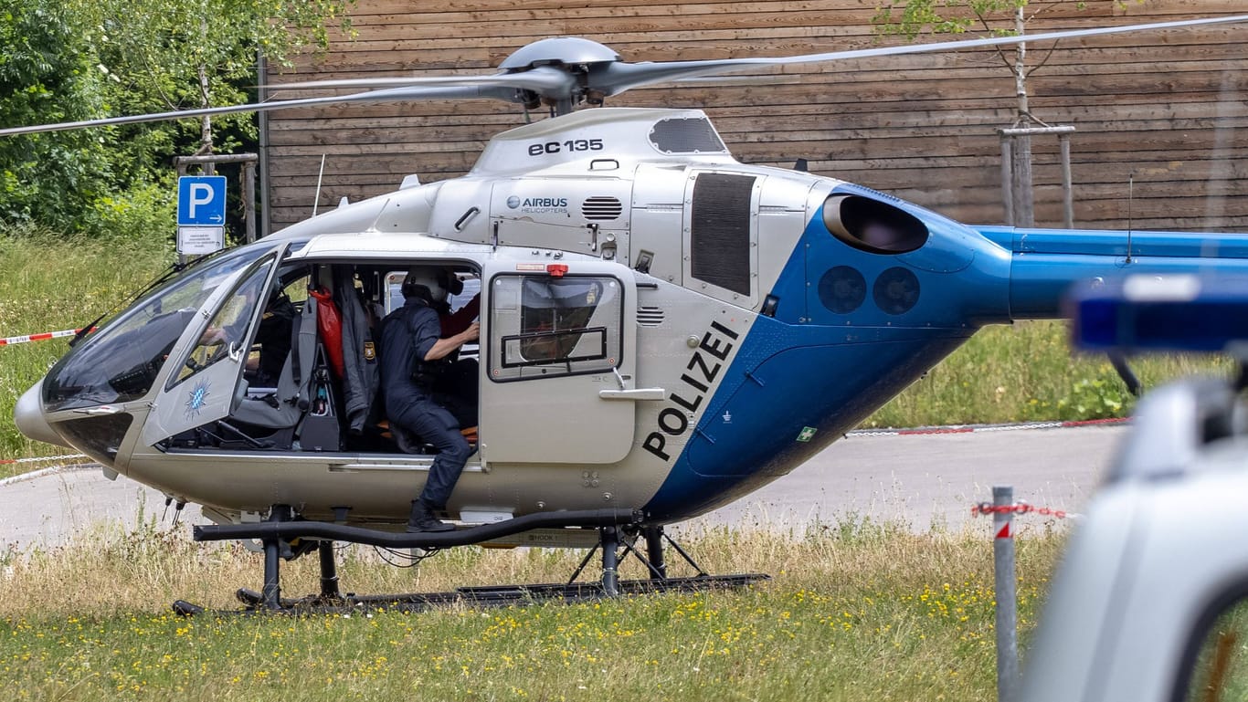 Polizeihubschrauber in den Alpen (Archivbild): Die Leiche wurde am Dienstag per Helikopter geborgen.