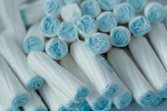 Weit verbreitetes Produkt: Mehr als die Hälfte der Menstruierenden in Deutschland nutzt während der Periode Tampons.