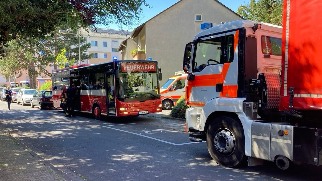 Am 16.08.2024 um 12:20 ging bei der Leitstelle in Frankfurt eine Brandmeldung über eine automatische Brandmeldeanlage ein. Es soll in einem Wohnhochhaus im Stadtteil Hausen brennen.Bei Eintreffen der ersten Einsatzkräfte wurde klar, dass es in einem Batterieraum im Keller brennt. Beißender Rauch und Batteriesäure kamen aus dem Raum. Daraufhin wurden weitere Einsatzkräfte alarmiert und das Gebäude geräumt. Circa 25 Personen verließen sofort das zehnstöckige Gebäude. In dem Batterieraum waren 120 einzelne Batterien untergebracht, von denen mehrere brandheiß waren.Ein Spezialfahrzeug der Feuerwehr für besondere Löschmittel rückte an, um CO2 in den Batterieraum einleiten zu können. Dies kühlte die Batterien und verhinderte ein Aufflammen. Unter Atemschutz gingen mehrere Einsatzkräfte in den Batterieraum vor, um die defekten Batterien ins Freie verbringen zu können. Im Freien wurden diese in spezielle Fässer gegeben, welche mit Sand gefüllt sind. Im weiteren Verlauf ging keine Gefahr mehr von den Batterien aus.