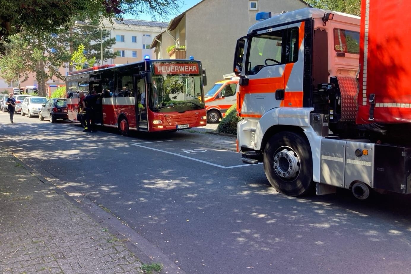 Am 16.08.2024 um 12:20 ging bei der Leitstelle in Frankfurt eine Brandmeldung über eine automatische Brandmeldeanlage ein. Es soll in einem Wohnhochhaus im Stadtteil Hausen brennen.Bei Eintreffen der ersten Einsatzkräfte wurde klar, dass es in einem Batterieraum im Keller brennt. Beißender Rauch und Batteriesäure kamen aus dem Raum. Daraufhin wurden weitere Einsatzkräfte alarmiert und das Gebäude geräumt. Circa 25 Personen verließen sofort das zehnstöckige Gebäude. In dem Batterieraum waren 120 einzelne Batterien untergebracht, von denen mehrere brandheiß waren.Ein Spezialfahrzeug der Feuerwehr für besondere Löschmittel rückte an, um CO2 in den Batterieraum einleiten zu können. Dies kühlte die Batterien und verhinderte ein Aufflammen. Unter Atemschutz gingen mehrere Einsatzkräfte in den Batterieraum vor, um die defekten Batterien ins Freie verbringen zu können. Im Freien wurden diese in spezielle Fässer gegeben, welche mit Sand gefüllt sind. Im weiteren Verlauf ging keine Gefahr mehr von den Batterien aus.