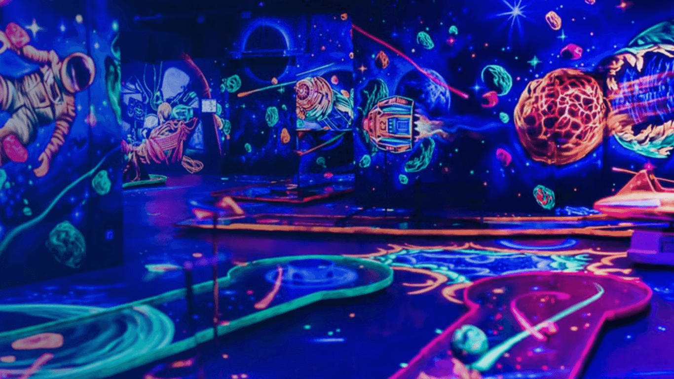 Die "3-D-Neongolf"-Minigolfanlage lockt mit insgesamt 18 Bahnen und verschiedenen Themenwelten.