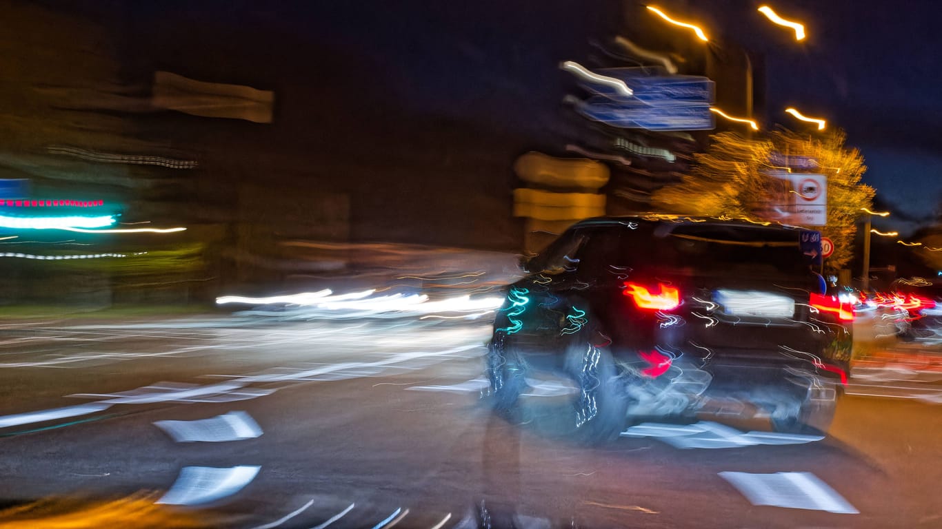 Auto mit hoher Geschwindigkeit (Symbolfoto): In Dortmund wollte ein Audi-Fahrer am Sonntag vor der Polizei flüchten – und scheiterte.