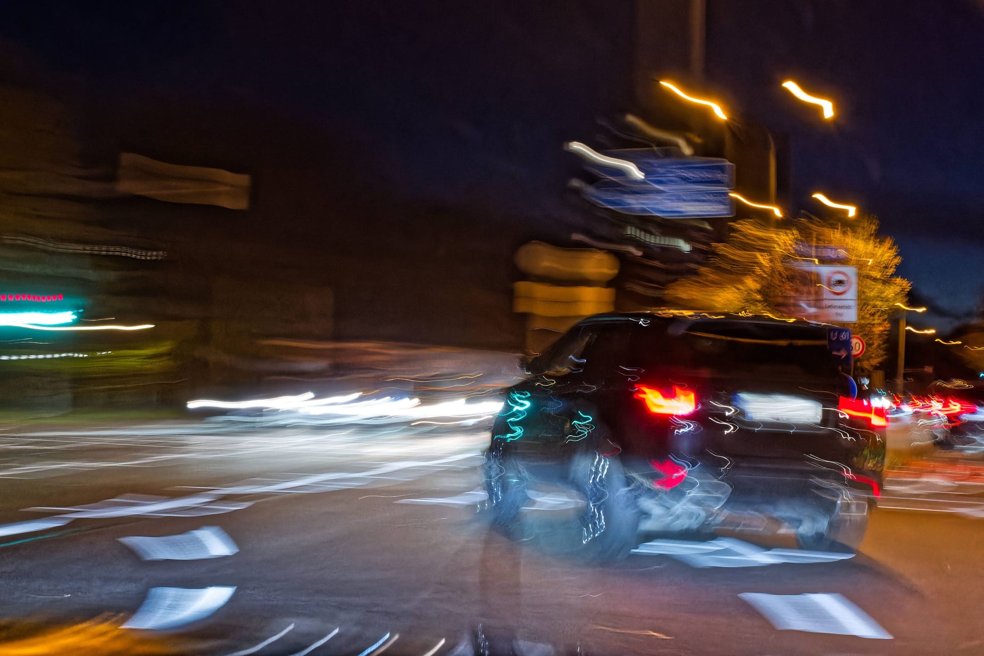 Auto mit hoher Geschwindigkeit (Symbolfoto): In Dortmund wollte ein Audi-Fahrer am Sonntag vor der Polizei flüchten – und scheiterte.