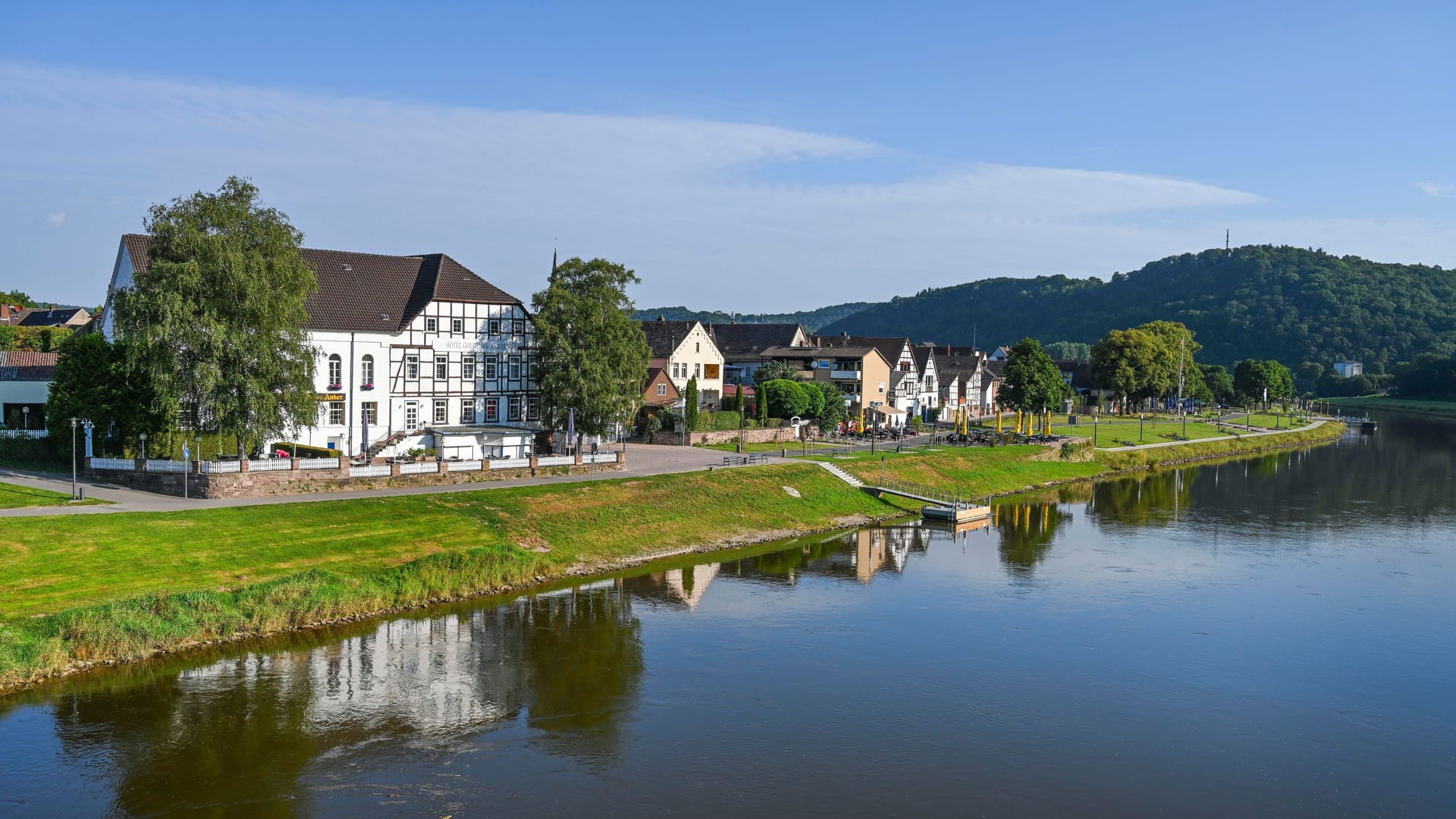 Bodenwerder liegt direkt an der Weser.