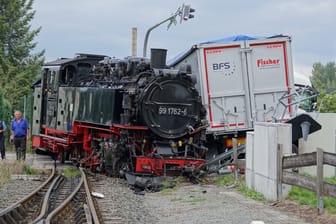 Schwerer Unfall am Bahnübergang auf der Reichstädter Straße: Die Dampflok entgleiste durch den Aufprall – der Sattelzug riss ein Trafohäuschen um und beschädigte eine Straßenlaterne.