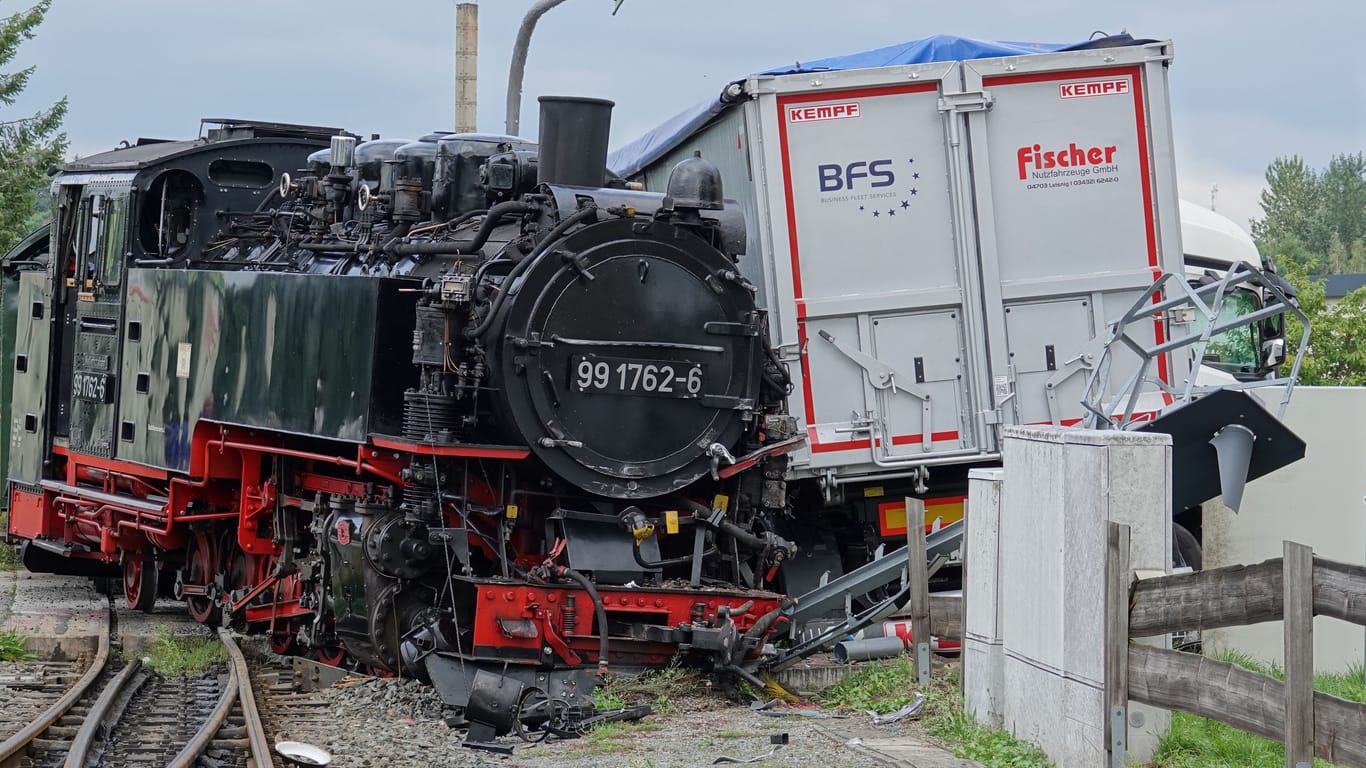 Schwerer Unfall am Bahnübergang auf der Reichstädter Straße: Die Dampflok entgleiste durch den Aufprall – der Sattelzug riss ein Trafohäuschen um und beschädigte eine Straßenlaterne.