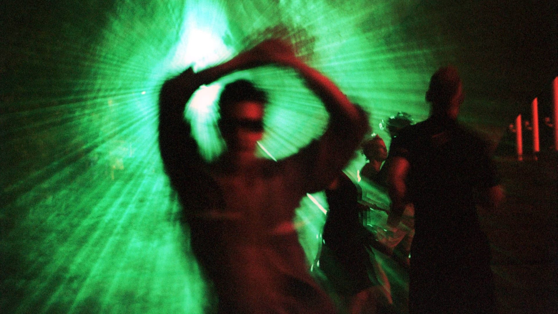 Tanzende Partygäste bei einer Berliner Techno-Party (Symbolfoto).