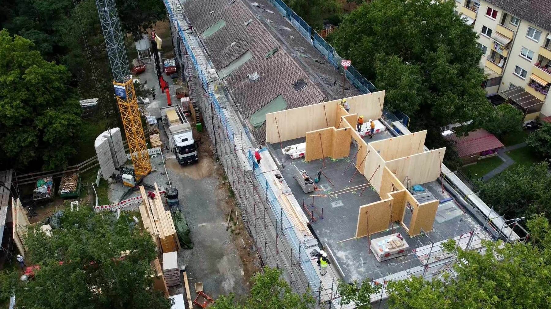 Im Frankfurter Stadtteil Fechenheim modernisiert die Nassauische Heimstätte zwei Häuserblöcke. Außerdem stockt sie auf, so dass 16 neue Wohnungen entstehen.