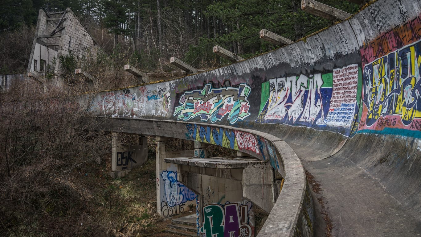 Die olympische Bobbahn: Heute zieren Graffitis die Mauern.