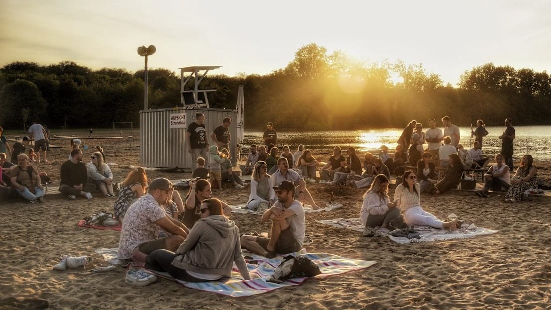 Nach dem Baden ist am "Tender" noch lange nicht Schluss: Besucher genießen den Sonnenuntergang.