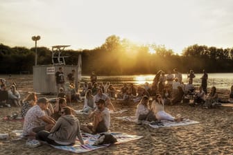 Nach dem Baden ist am "Tender" noch lange nicht Schluss: Besucher genießen den Sonnenuntergang.