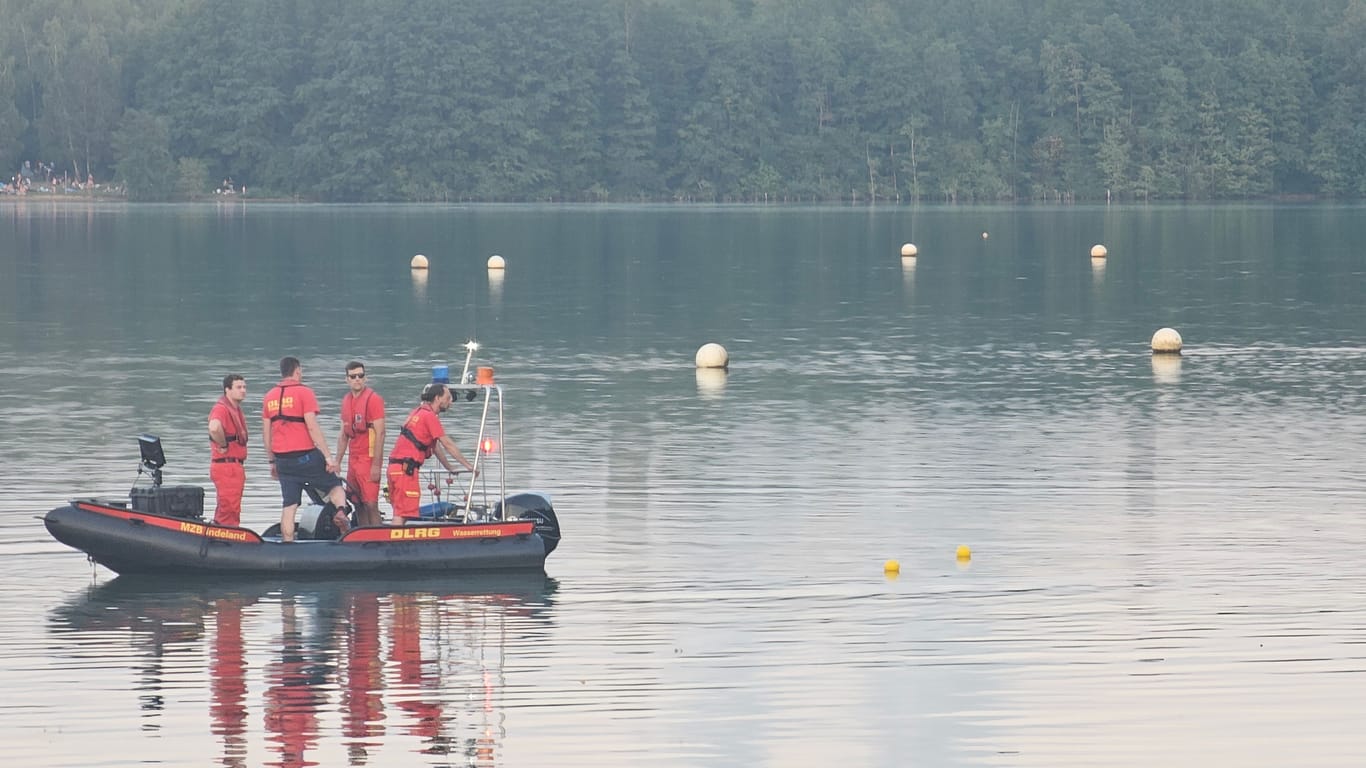 Großeinsatz für die Feuerwehren am Montagabend am Blausteinsee bei Eschweiler:Auch zwei Hubschrauber waren an der Suche beteiligt.