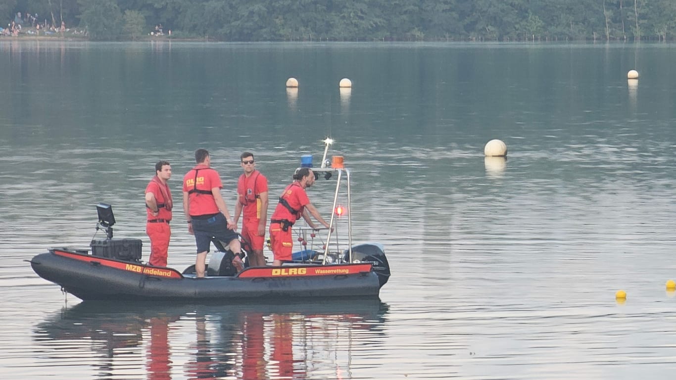 Großeinsatz für die Feuerwehren am Montagabend am Blausteinsee bei Eschweiler:Auch zwei Hubschrauber waren an der Suche beteiligt.