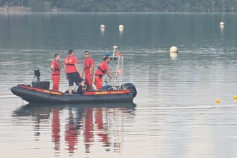 Großeinsatz für die Feuerwehren am Montagabend am Blausteinsee bei Eschweiler:Auch zwei Hubschrauber waren an der Suche beteiligt.