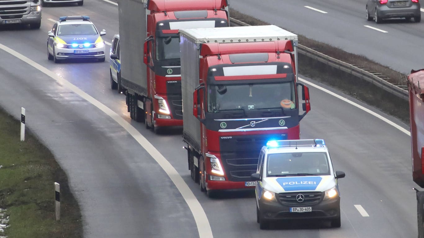 Polizei eskortiert Lastwagen (Symbolbild): In Dresden stehen zwei Männer vor Gericht.