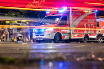 Rettungswagen in Berlin (Symbolfoto): Am Kurfürstendamm wurde ein Mann schwer verletzt.