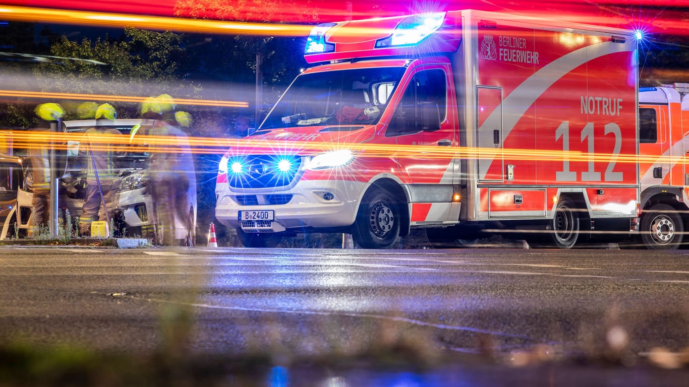 Rettungswagen in Berlin (Symbolfoto): Am Kurfürstendamm wurde ein Mann schwer verletzt.