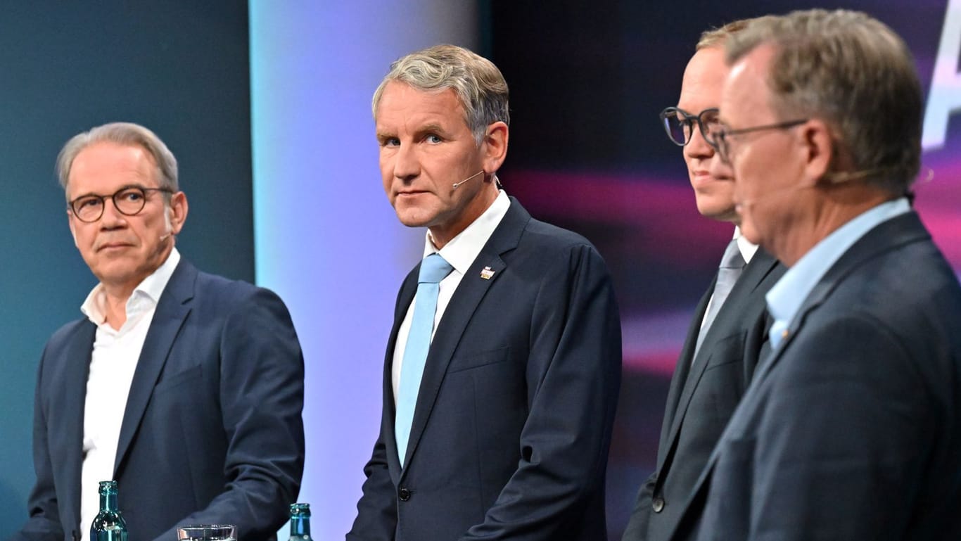 Georg Maier (SPD), Björn Höcke (AfD), Mario Voigt (CDU) und Bodo Ramelow (Die Linke, v.l.n.r.) stehen als Spitzenkandidaten der Parteien in einem Studio des MDR Landesfunkhaus Thüringen vor Beginn der Sendung "Fakt ist!"