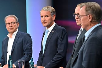 Georg Maier (SPD), Björn Höcke (AfD), Mario Voigt (CDU) und Bodo Ramelow (Die Linke, v.l.n.r.) stehen als Spitzenkandidaten der Parteien in einem Studio des MDR Landesfunkhaus Thüringen vor Beginn der Sendung "Fakt ist!"