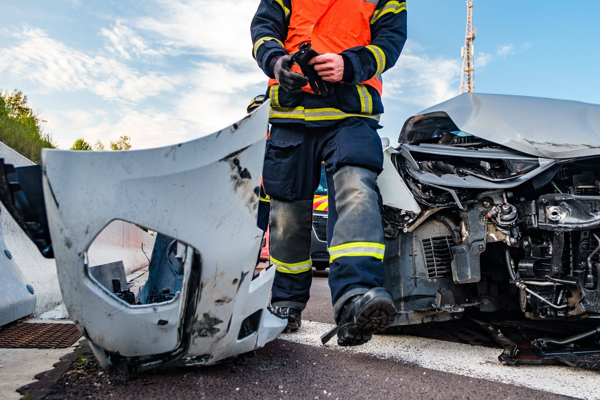 Unfall auf einer Autobahn (Symbolbild): Die Männer im Unglücksauto auf der A4 starben noch an der Unfallstelle.