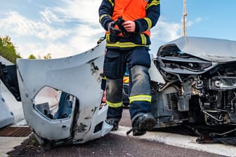 Unfall auf einer Autobahn (Symbolbild): Die Männer im Unglücksauto auf der A4 starben noch an der Unfallstelle.