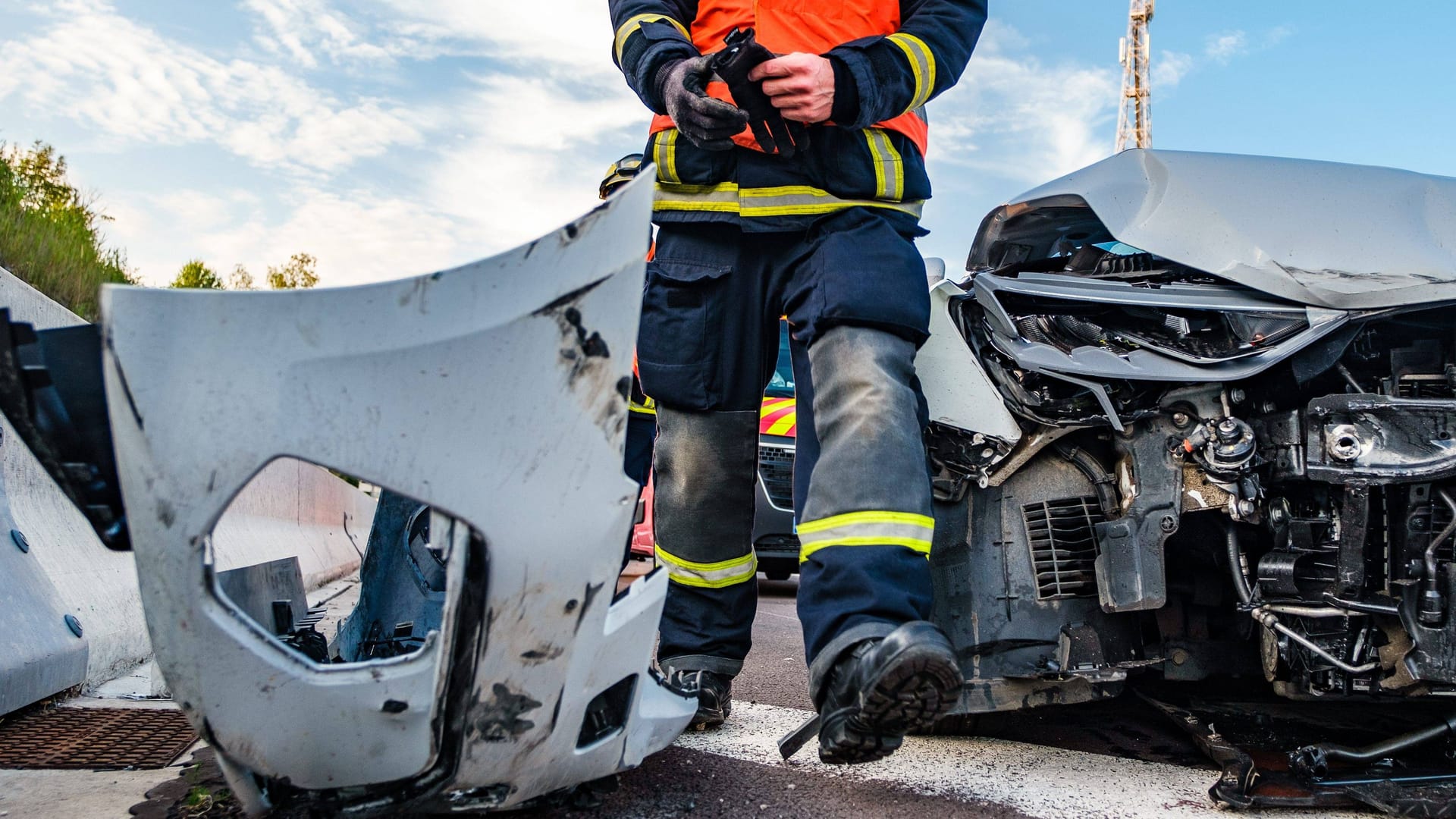 Unfall auf einer Autobahn (Symbolbild): Die Männer im Unglücksauto auf der A4 starben noch an der Unfallstelle.