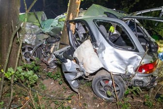 Das Wrack eines Autos liegt nach einem Unfall neben der Bundesstraße 454.