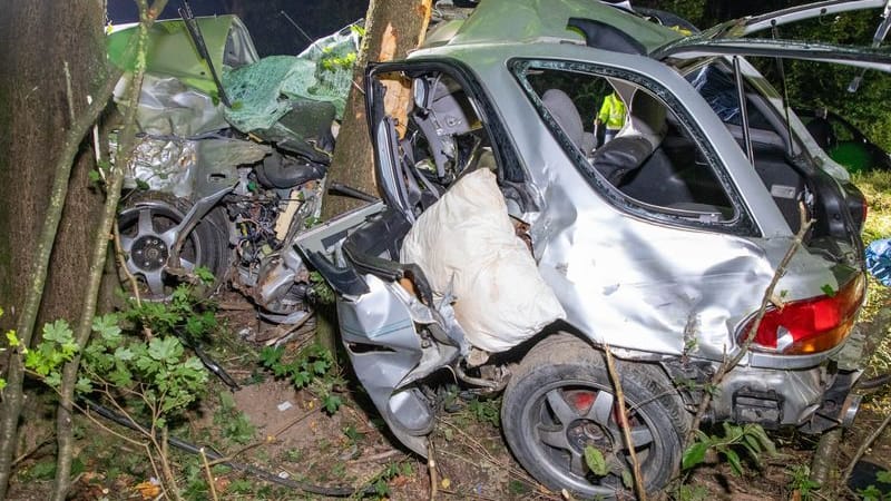 Das Wrack eines Autos liegt nach einem Unfall neben der Bundesstraße 454.