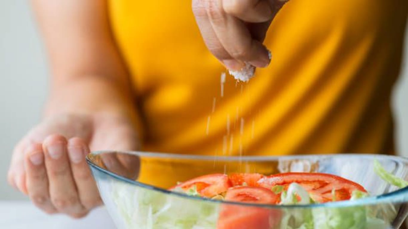 Auf die Ernährung achten: Zu viel des Guten kann schädlich sein – das gilt auch für Salz.