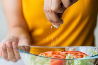 Auf die Ernährung achten: Zu viel des Guten kann schädlich sein – das gilt auch für Salz.