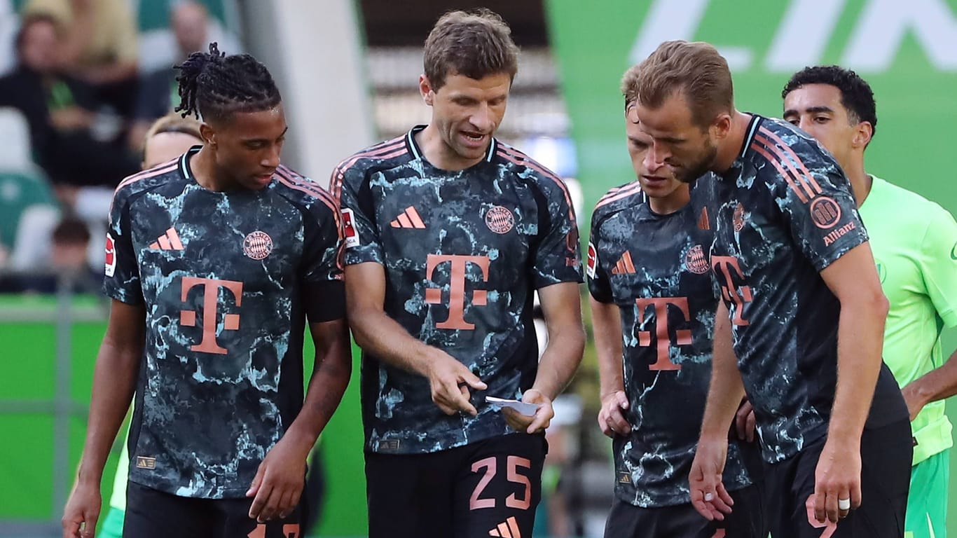 Thomas Müller zeigt seinen Teamkollegen den Zettel: Kurz zuvor hatte er ihn aus der Hose gezogen.