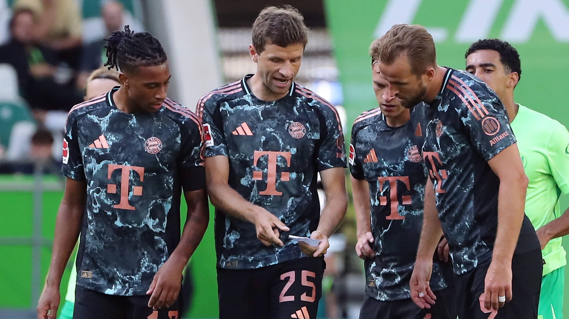 Thomas Müller zeigt seinen Teamkollegen den Zettel: Kurz zuvor hatte er ihn aus der Hose gezogen.