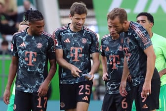 Thomas Müller zeigt seinen Teamkollegen den Zettel: Kurz zuvor hatte er ihn aus der Hose gezogen.