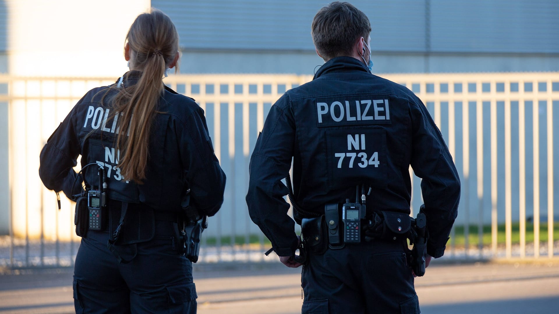 Eine Polizeibeamtin und ein Polizeibeamter aus Niedersachen (Symbolbild): Die Gewalt gegen Einsatzkräfte hat leicht zugenommen.