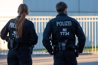 Eine Polizeibeamtin und ein Polizeibeamter aus Niedersachen (Symbolbild): Die Gewalt gegen Einsatzkräfte hat leicht zugenommen.