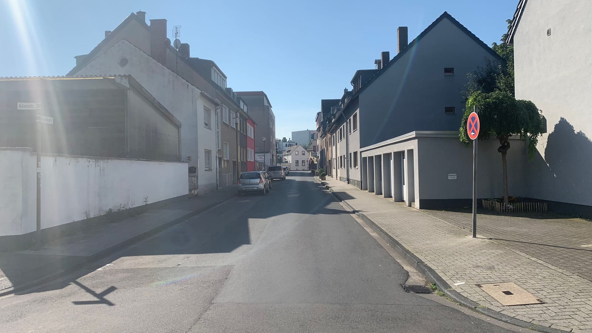 Menschenleere Straße in Rodenkirchen: Am Montagabend wurde auf einer Baustelle ein Blindgänger entdeckt.