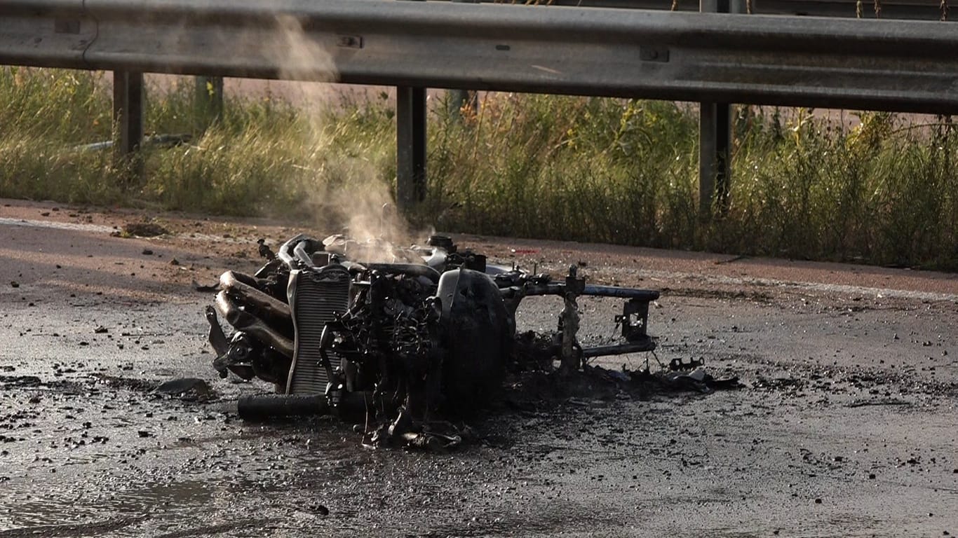 Unglücksrad auf der A1: Für den Biker konnten die Rettungskräfte nichts mehr tun.