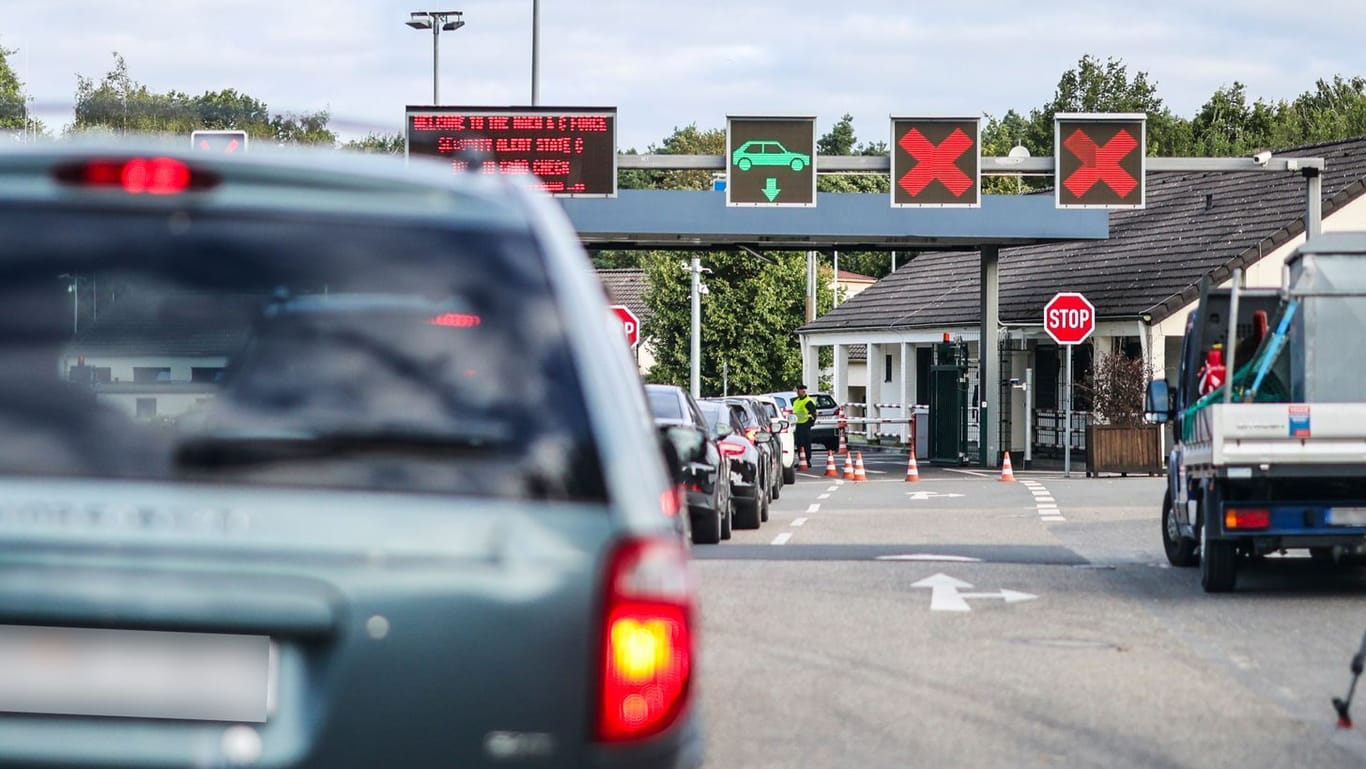 Geilenkirchen: Am Morgen hat sich ein Stau bei der Einfahrt in die Nato Air Base gebildet, Soldaten kontrollieren bei der Einfahrt.