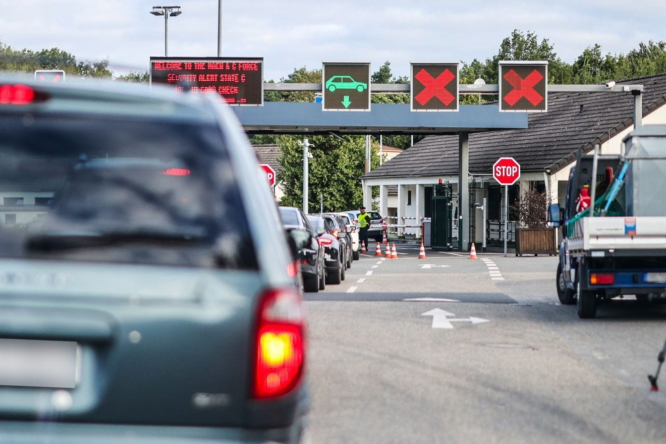 Geilenkirchen: Am Morgen hat sich ein Stau bei der Einfahrt in die Nato Air Base gebildet, Soldaten kontrollieren bei der Einfahrt.