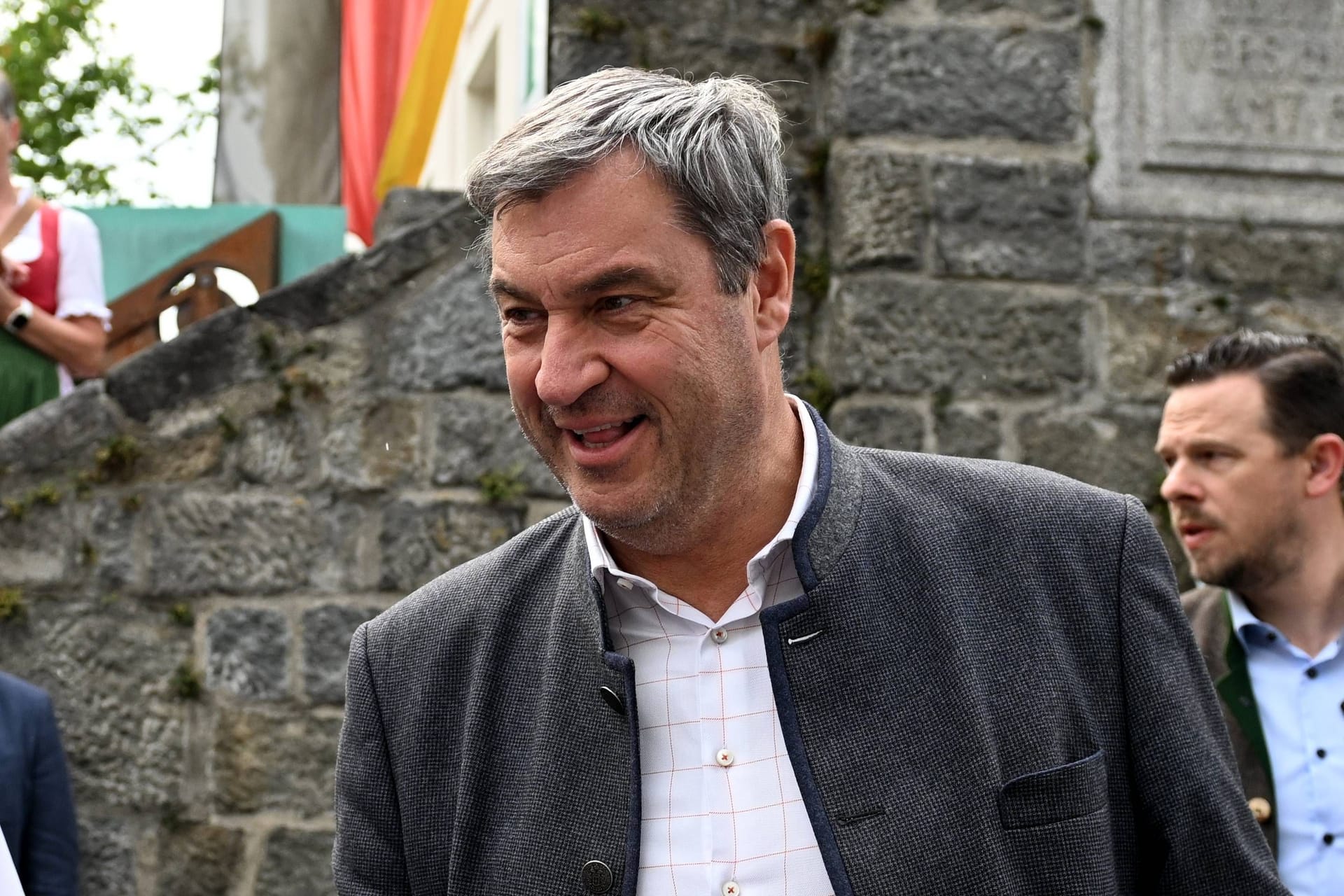 Markus Söder Ende Juli beim Pichelsteinerfest in Regen (Archivbild): Damals hatte der Ministerpräsident seinen neuen "Gesichtsschmuck" noch nicht.