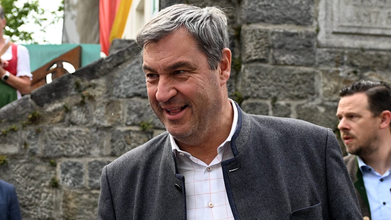 Markus Söder Ende Juli beim Pichelsteinerfest in Regen (Archivbild): Damals hatte der Ministerpräsident seinen neuen "Gesichtsschmuck" noch nicht.