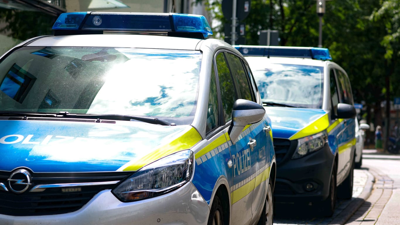 Streifenwagen der hessischen Polizei (Symbolbild): Wo der Mann in der Zwischenzeit war, ist unbekannt.