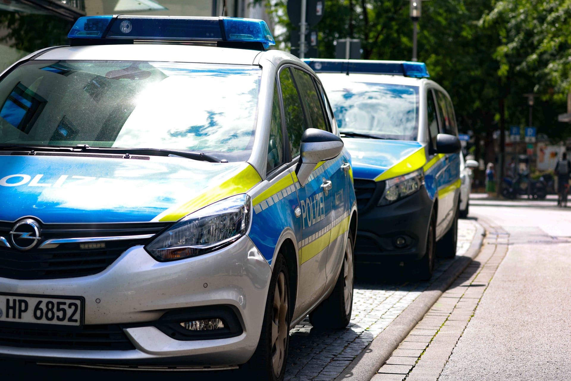 Streifenwagen der hessischen Polizei (Symbolbild): Wo der Mann in der Zwischenzeit war, ist unbekannt.