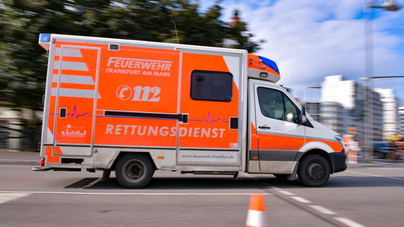 Ein Rettungswagen fährt durch Frankfurt (Archivbild): Der Helfer wurde durch die Attacke leicht verletzt.