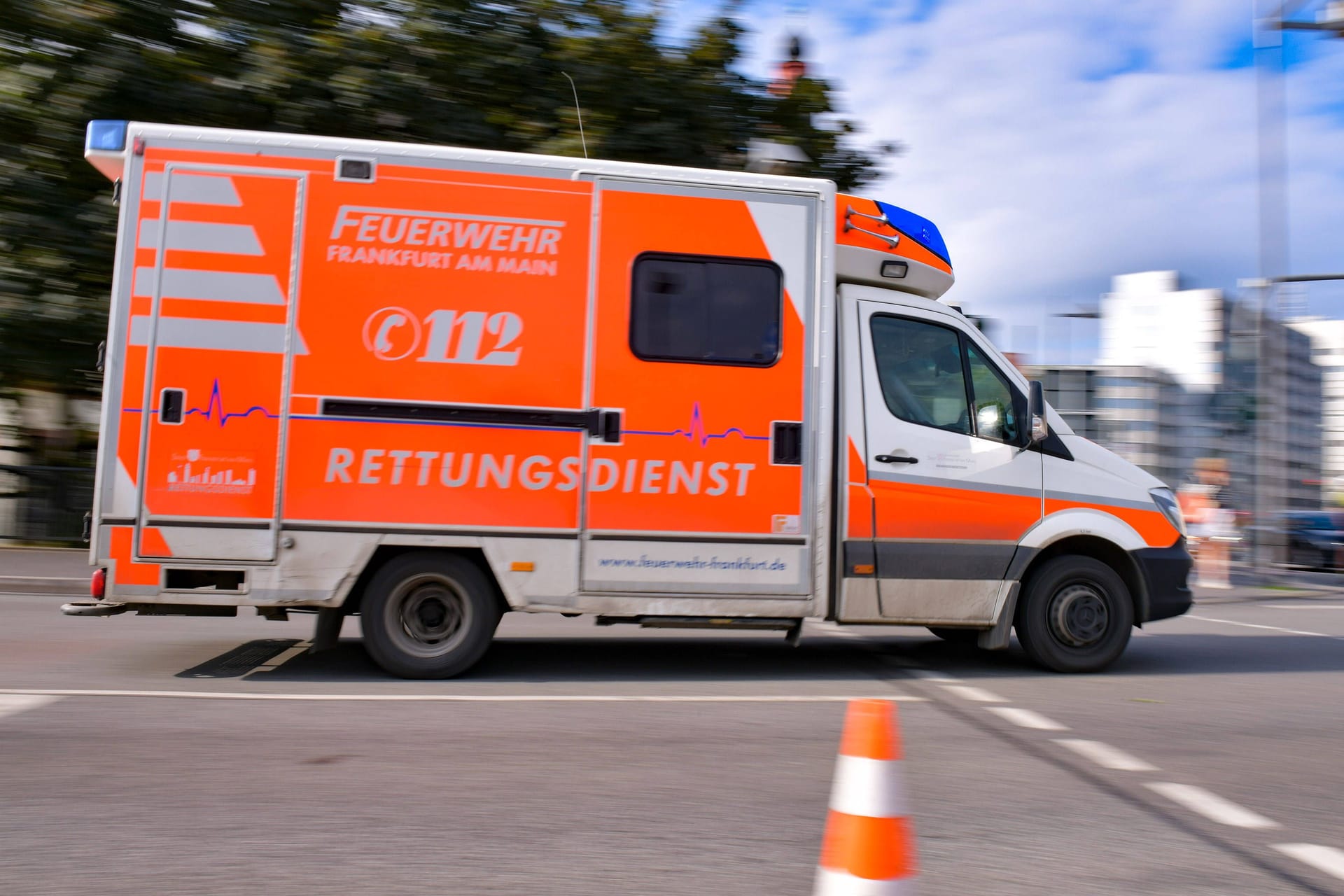 Ein Rettungswagen fährt durch Frankfurt (Archivbild): Der Helfer wurde durch die Attacke leicht verletzt.