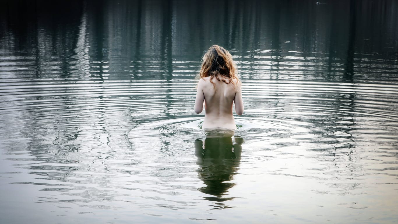 Eine Frau geht in einem See nackt baden (Symbolbild): Die Männer wurden unter anderem wegen sexueller Nötigung angezeigt.