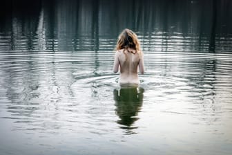 Eine Frau geht in einem See nackt baden (Symbolbild): Die Männer wurden unter anderem wegen sexueller Nötigung angezeigt.